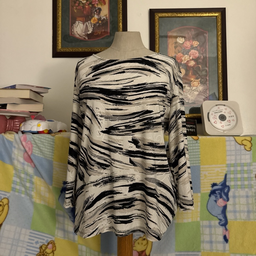 Abstract print long sleeve